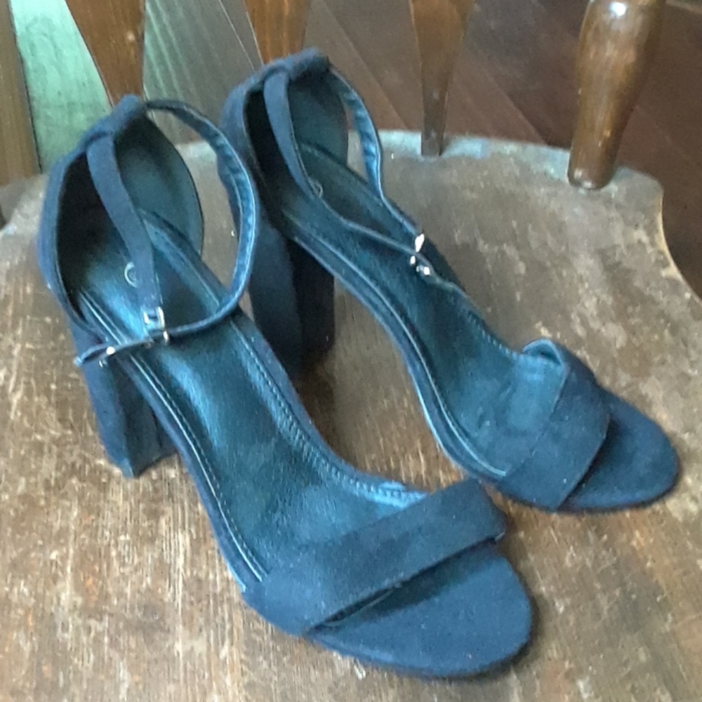 Black basic heel